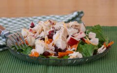 Салат с маринованной индейкой и яблоком