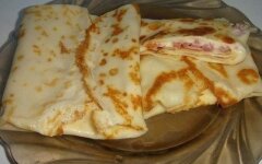 Блинчики с плавленым сыром и ветчиной на сковороде