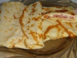 Блинчики с плавленым сыром и ветчиной на сковороде