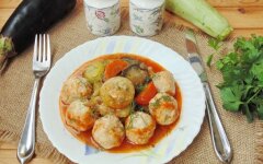 Фрикадельки из индейки с баклажанами и цукини