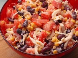 Салат с курицей, фасолью, кукурузой и овощами