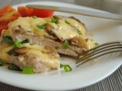 Сочная свинина с шампиньонами и сыром