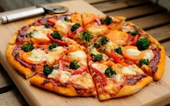 Пицца с брокколи и соусом «Сальса»