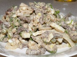 Салат с куриными сердечками и ветчиной