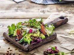 Зеленый салат с беконом и авокадо