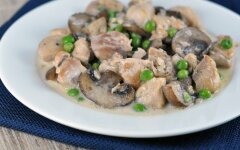 Курица с шампиньонами и горошком в мультиварке