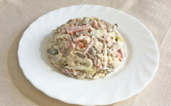Салат Сказка с курицей, грибами, ветчиной и сыром