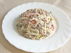 Салат Сказка с курицей, грибами, ветчиной и сыром