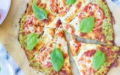 Пицца из кабачков с помидорами и моцареллой