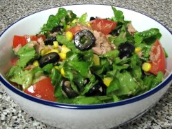 Зеленый салат с тунцом, кукурузой и оливками