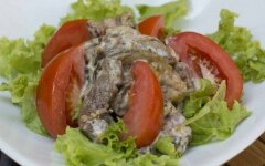 Салат из печени с помидорами и чесноком