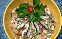 Салат со шпротами, сухариками и чесноком