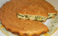 Простой заливной пирог с яйцом и луком