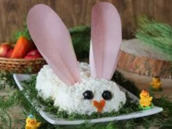 Салат «Новогодний кролик» с черносливом