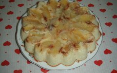 Шарлотка со сгущенным молоком без сахара