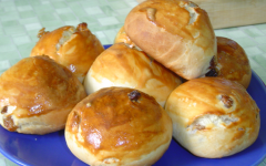 Бездрожжевые булочки на молоке с изюмом