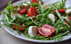 Салат с рукколой, сыром и кедровыми орехами