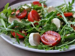 Салат с рукколой, сыром и кедровыми орехами