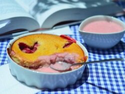 Творожная запеканка с йогуртом и ягодами в духовке