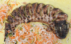 Белый амур с авокадо на углях