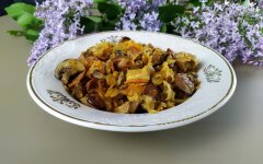 Тушеное мясо с квашеной капустой и шампиньонами Бигос