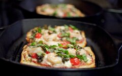 Пицца из батона и колбасы на сковороде