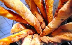 Итальянские гриссини с оливками и сыром