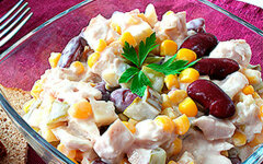 Салат с курицей, фасолью, сыром и сухариками
