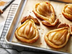 Груша с орехами и корицей в слоеном тесте