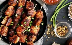 Свиной шашлык с луком и паприкой