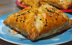 Слойки с курицей и сливочным сыром
