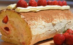Меренговый рулет с клубникой в шоколаде