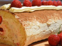 Меренговый рулет с клубникой в шоколаде