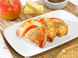 Мини-пиццы кальзоне с салями и рикоттой