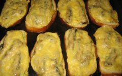 Горячие бутерброды со шпротами и солеными огурцами