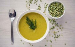 Постный гороховый суп с сухариками в мультиварке