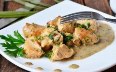 Куриное филе в сливочно-ореховом соусе с зеленью