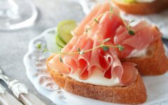 Чесночная брускетта с прошутто