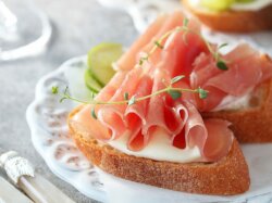 Чесночная брускетта с прошутто