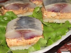 Канапе с икрой мойвы, сельдью и яблоком