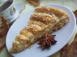 Сырный пирог с кунжутом из слоеного теста