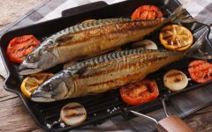 Целая скумбрия в маринаде на сковороде гриль