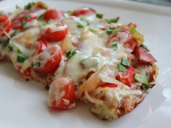 Картофельная пицца с колбасой и сыром