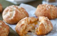 Пицца с пепперони и сыром в булочках