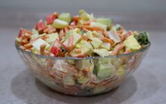 Салат из крабовых палочек с корейской морковью и огурцами
