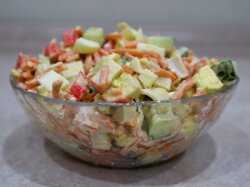 Салат из крабовых палочек с корейской морковью и огурцами