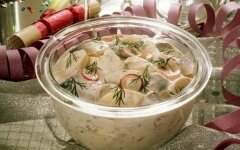 Салат со стручковой фасолью и скумбрией