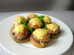 Шампиньоны фаршированные мясом и сыром в духовке