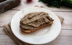 Паштет из гусиной печени с черносливом и ливером