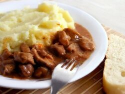 Гуляш из говядины с пюре и подливой